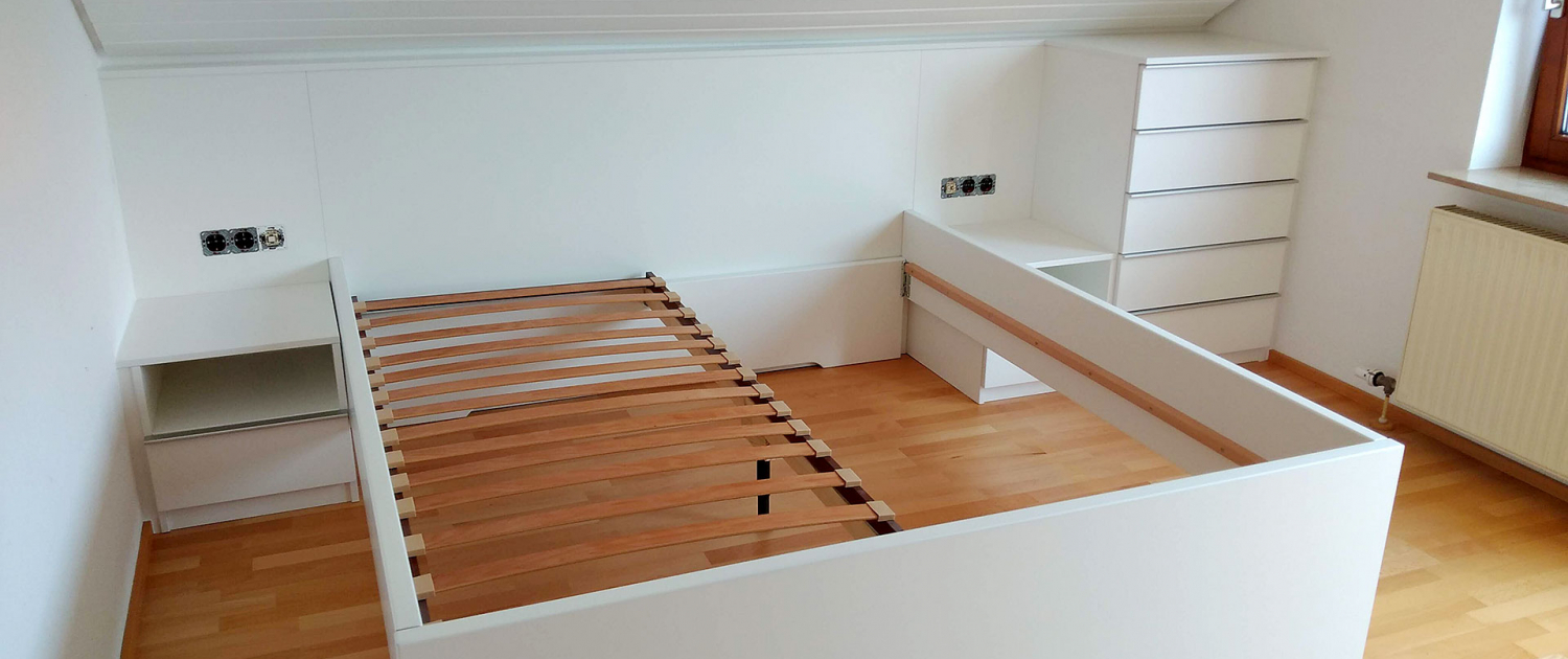 Weißes Schlafzimmer mit Schubladen­schrank
