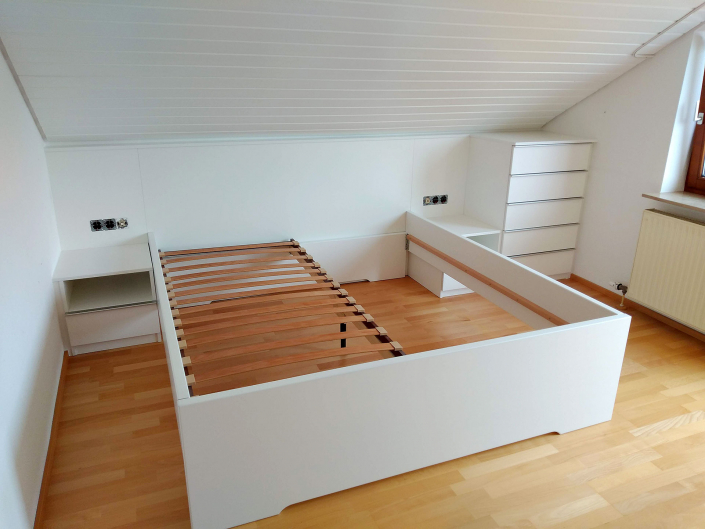 Weißes Schlafzimmer mit Schubladen­schrank