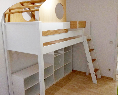 Kinderzimmer in weiß mit Hochbett