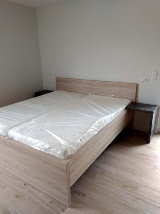 Schlafzimmer mit 4-türigem Schwebetüren Schrank und Doppelbett
